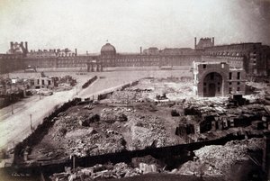 Przemiany Paryża w okresie II Cesarstwa, prace Haussmanna: widok Place du Carrousel podczas rozbiórki dawnych stajni królewskich w Paryżu. Miejsce to było częścią przemian podjętych podczas Drugiego Cesarstwa przez Napoleona III. 18