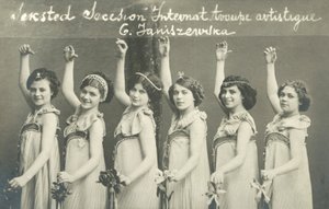 Oddział młodych tancerek, uśmiechnięty autorstwa French Photographer