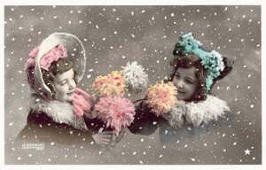 Dwie dziewczyny trzymające kwiaty, w śniegu (zdjęcie kolorowe) autorstwa French Photographer