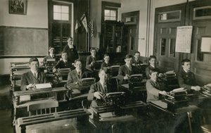 Zajęcia z pisania na maszynie. Pocztówka wysłana w 1913 roku. autorstwa French Photographer