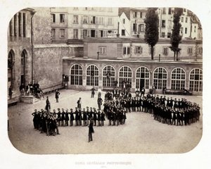 Widok na wewnętrzny dziedziniec Ecole Imperial Polytechnique autorstwa French Photographer