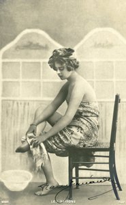 Kobieta w ręczniku kąpielowym (zdjęcie czarno-białe) autorstwa French Photographer