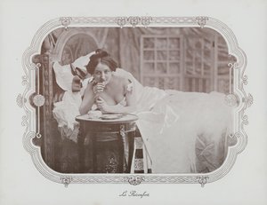 Kobieta relaksująca się w łóżku (zdjęcie czarno-białe) autorstwa French Photographer