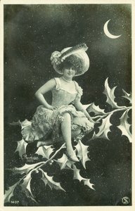 Kobieta siedząca na gałęzi ostrokrzewu (zdjęcie czarno-białe) autorstwa French Photographer