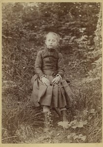 Młoda dziewczyna na wsi, Francja, ok. 1890 r. (zdjęcie czarno-białe) autorstwa French Photographer