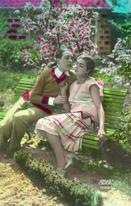 Młody człowiek, zaraz pocałuje dziewczynę autorstwa French Photographer