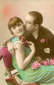 Młody mężczyzna całuje dziewczynę w policzek autorstwa French Photographer