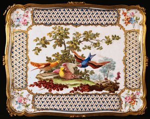 Taca Ludwika XV Sevres ozdobiona trzema egzotycznymi ptakami w krajobrazie, tworząca blat stołu kawiarni, 1761 autorstwa French School