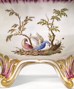 Okrągła waza Vincennes z dwoma uchwytami, pokrywą i stojakiem, ok. 1750 r. (porcelana) autorstwa French School