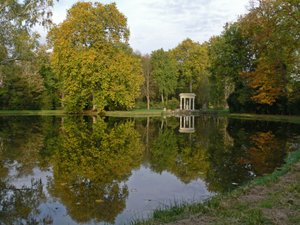 Widok na zamek: ogrody ze Świątynią Wenus autorstwa French School