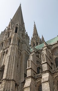 Widok na wieżę południową z wieżą północną z tyłu autorstwa French School