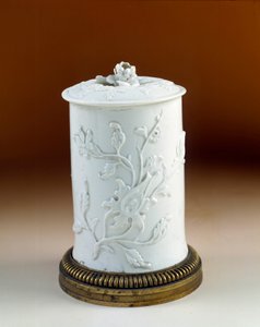 Art France: garnek na tytoń oprawiony w złoty brąz. Miękka porcelana Saint Cloud autorstwa French School