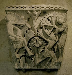Kapitał przedstawiający mężczyznę strzelającego strzałą w szyję innej osoby, ok. 1125-30 (wapień) autorstwa French School