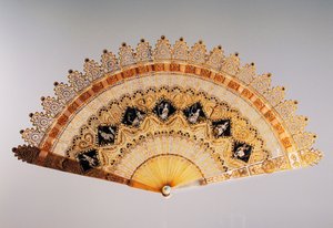 Wachlarz w stylu katedralnym w stylu Karola X, przebity róg, malowany i złocony, Francja autorstwa French School