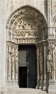 Cathedrale de chartres, zatoka na lewo od królewskiej bramy zwróconej na zachód, mówiła o wzniesieniu autorstwa French School