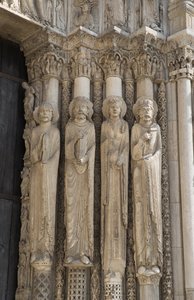 Cathedrale de chartres, fragment ognia na prawo od centralnego przęsła bramy królewskiej, od lewej do prawej, prorok, król Dawid, królowa, Salomon autorstwa French School