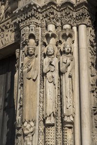 Cathedrale de chartres, fragment lewego pęknięcia zatoki po prawej stronie bramy królewskiej, od lewej do prawej, król, Roland, Ludwik VII autorstwa French School