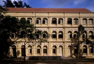 Architektura kolonialna w Wietnamie: Szczegół szkoły Puginier, chrześcijańskiej szkoły założonej przez prałata Puginiera, zbudowanej w 1898 roku, architektura w stylu militarnym. autorstwa French School