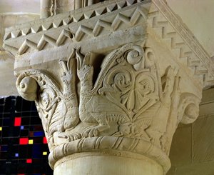 Głowica kolumny z symetrycznie ułożonymi groteskami, z chóru hemicykla, początek XII w. autorstwa French School