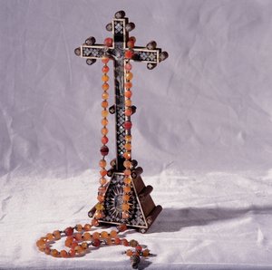 Krucyfiks i różaniec rzekomo należały do Marii Królowej Szkotów (1542-87) autorstwa French School