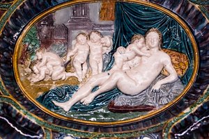Naczynie: Alegoria płodności, koniec XVI - początek XVII wieku (szkliwiona terakota) autorstwa French School