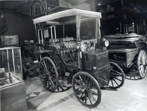 Wczesny samochód Peugeot, c.1898 autorstwa French School