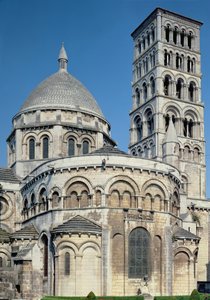 Widok z zewnątrz na chevet z obsydianowymi kaplicami i dzwonnicą, zbudowany ok. 1125-1135 autorstwa French School