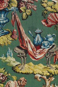 Tkanina przedstawiająca dzbanek do czekolady i czajniczek, warsztat lyoński, ok. 1730 (jedwab) autorstwa French School