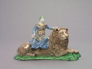 Figura siedząca na lwie, ok. 1750 (porcelana z miękkiej pasty z dekoracją emaliowaną) autorstwa French School