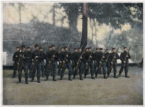 Strażacy z Paryża. Szkoła żołnierska. Po przybyciu do pułku młodzi żołnierze, powołani lub ochotniczy zaciąg, przechodzą szkolenie piechoty wojskowej. Są więc dobrze zorientowani we wszystkich wymaganiach dyscypliny wojskowej i lepiej przygotowani do przyj autorstwa French School
