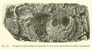 Fragment przedstawiający tarczę i broń z tego samego pomnika autorstwa French School