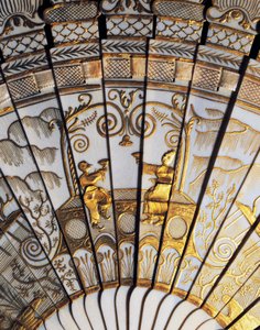Wachlarz ręczny z pełnym żebrem z chinoiserie w kolorze kości słoniowej, złotymi cekinami i wstążką oraz lamówką z satyny jedwabnej autorstwa French School
