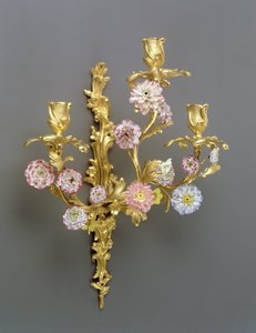Jeden z pary trójramiennych kinkietów Ludwika XV, c1750 (pormolu i porcelana Vincennes)