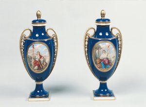 Para wazonów Sevres ozdobionych alegorycznymi postaciami Sprawiedliwości i Republiki (porcelana) autorstwa French School