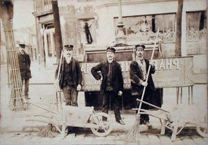 Paryscy śmieciarze, ok. 1900 (zdjęcie w sepii) autorstwa French School