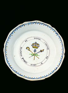 Talerz zdobiony Trzema Orderami pod koroną królewską, 1789 (ceramika) autorstwa French School