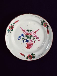 Talerz z dekoracją bukietu zwieńczony czapką frygijską (ceramiczną)