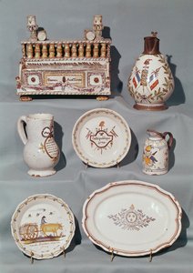 Talerze, naczynia, dzbanki, słoiki na tytoń; piórnik i kufel z motywami i hasłami rewolucji francuskiej, koniec XVIII w. (fajans) autorstwa French School