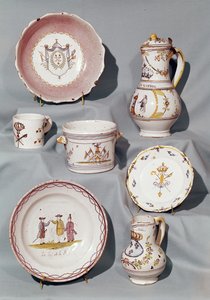 Talerze, półmiski, dzbanki, kufel i écuelle z wypisanymi motywami i hasłami z wczesnego okresu monarchicznego Rewolucji Francuskiej, koniec XVIII w. (fajans) autorstwa French School