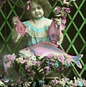 Portret dziewczyny trzymającej ryby ok. 1898 (zdjęcie ręcznie kolorowane) autorstwa French School