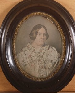 Portret nieznanej kobiety, 1850 (kolorowy dagerotyp) autorstwa French School