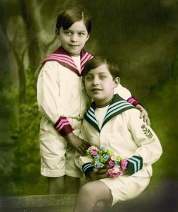 Portret dwóch chłopców ok. 1898 (zdjęcie ręcznie kolorowane) autorstwa French School