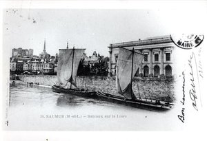 Pocztówka przedstawiająca barki na Loarze w Saumur we Francji, przed 1914 (zdjęcie czarno-białe) autorstwa French School