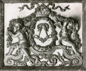 Putti flankujące inicjał L na drzwiach Salon des Gardes de la Reine (sztukaterie) autorstwa French School