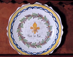 Rewolucyjny talerz z motywem monarchistycznym (lilia) i napisem „Niech żyje król” 1790 Nevers. Muzeum Fryderyka Blandina autorstwa French School