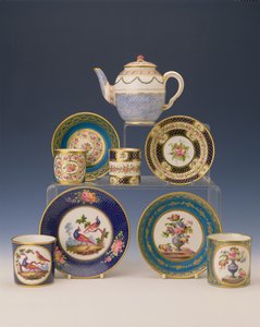 Wybór czajników, talerzy i filiżanek, ok. 1770 (porcelana)