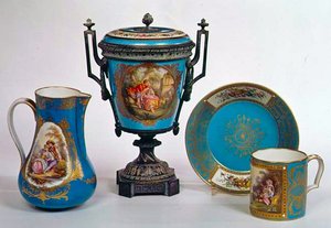 Sevres niebieski dzban celeste, kubek, urna i talerz, wszystko z początku XVIII wieku (porcelana)