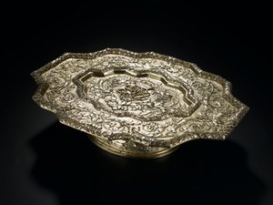 Posrebrzana taca o wyprofilowanym obrysie, z usługi toaletowej Lennoxlove, własność Frances Teresy Stewart, księżnej Richmond i Lennox: francuski, Paryż, 1666 - 1667 autorstwa French School