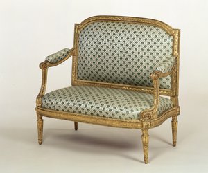 Mała kanapa Ludwika XVI z pieczęcią J.P. Boularda, ok. 1775 (rzeźbione drewno pozłacane z obiciem) autorstwa French School