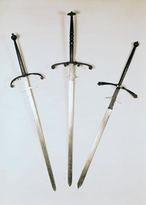 Trzy miecze dwuręczne, 1570 (metalowe) autorstwa French School